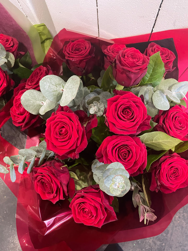 12 red roses